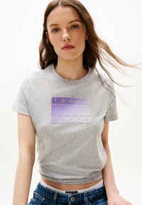 Tommy Jeans GRADIENT FLAG  - Camiseta estampada - grey htr