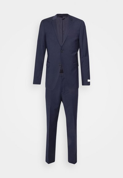 Traje azul marino hecho de tejido suave, con solapa de muesca, dos botones y pantalones de pierna recta con dos bolsillos laterales.