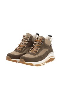 Bottes de randonnée marron et beige avec une tige en daim texturé, des panneaux en maille et des lacets marron. Semelles épaisses blanches et beige. Tirette au talon noire.