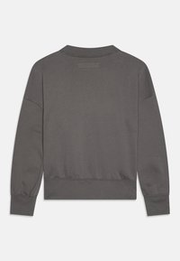 Sweatshirt gris à col et poignets côtelés, avec une coupe décontractée et une texture lisse. Pas de graphismes ni de logos visibles.