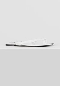 Witte flip-flops met transparante bandjes en een zwarte zool, met een plat ontwerp en een gladde textuur. Eenvoudige en minimalistische stijl.