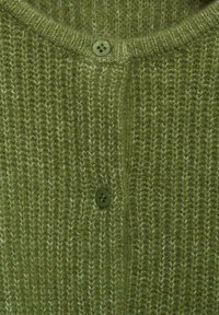 Grön stickad cardigan med ribbat mönster och två tydliga gröna knappar längs framplåten.