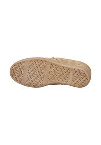 Suela de zapato en color beige claro con una superficie texturizada que presenta un patrón geométrico y secciones rectangulares; hecha de goma para tracción.