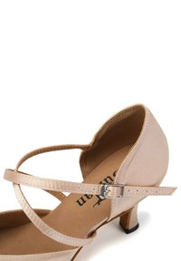 Beżowe satynowe buty na średnim obcasie z krzyżującymi się paskami, z metalową klamrą i teksturowaną wkładką, zaprojektowane z myślą o formalnym wyglądzie.