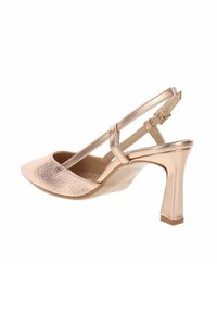 Scarpa con tacco alto slingback in oro rosa metallico. Presenta una punta testurizzata e una fascia liscia con fibbia regolabile. Design del tacco quadrato.
