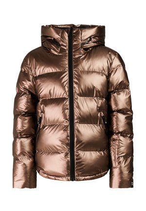 Jong persoon draagt een glanzende bronzen donsjas, zwarte broek, zwarte handschoenen, zwarte laarzen en een zwarte muts met een sterrenontwerp.