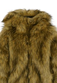 Sztuczna futrzana kurtka w złotobrązowym kolorze, z grubym, teksturowanym materiałem, długimi, kudłatymi włóknami oraz kapturem. Brak widocznych zapięć lub akcentów.