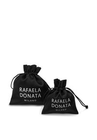 Crne satenske torbe sa uzicom dostupne u dvije veličine, na kojima se na prednjoj strani nalazi bijeli ispisani tekst "RAFAELA DONATA MILANO". Glatka tekstura i zaobljeni oblik.