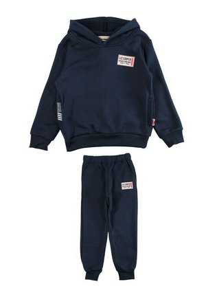 Ensemble pour enfants composé d'un sweat à capuche bleu marine et d'un pantalon de jogging assorti, avec des patchs du logo Lee Cooper sur la poitrine et la cuisse, des poignets et une ceinture côtelés.