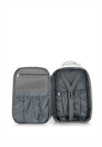Intérieur d'un sac à dos gris avec une poche zippée en filet, des compartiments élastiques et des bretelles réglables. Texture de tissu lisse avec un minimum de branding.