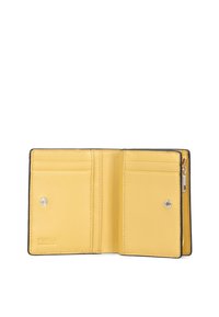 Cartera de cuero amarilla con ribete negro, cuenta con cinco ranuras para tarjetas, un bolsillo con cremallera y un cierre a presión. Textura suave con detalles de costura.