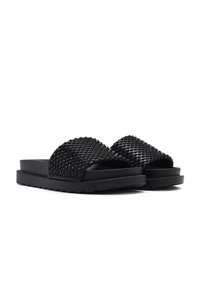 Zwarte slide sandalen met een geweven bovenkant met textuurdetails, een platte zool en een minimalistisch ontwerp.
