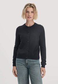 Schwarze Strickjacke aus weichem Material, mit rundem Halsauschnitt, langen Ärmeln und durchgehender Knopfleiste mit passend gestalteten Knöpfen. Lässige Passform.