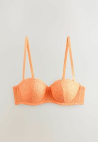 Oranje kanten beha met een gladde cupontwerp, verstelbare bandjes en een band van doorschijnende stof, met een gestructureerd patroon op het kant.