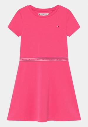Robe en coton rose à manches courtes, décolleté arrondi et jupe évasée. Présente une ceinture logotée blanche contrastante pour plus de détails.