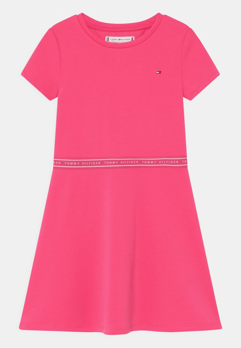 Różowa bawełniana sukienka z krótkimi rękawami, okrągłym dekoltem i rozkloszowanym dołem. Posiada kontrastujący biały pasek z logo, dodający wyrazu.