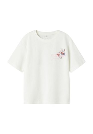 T-shirt blanc à manches courtes avec un petit motif floral et le texte rose "PARADISE Forever" sur le côté gauche de la poitrine.