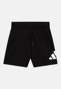 Svarta sportshorts i bomull, med elastisk midja, snörstängning och vita logodetaljer på sidan.