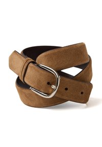 Cinturón de ante marrón enrollado con hebilla plateada brillante y múltiples agujeros de ajuste sobre un fondo blanco.