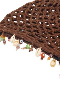 Brązowa torebka szydełkowa o otwartym splocie, ozdobiona różnorodnymi kolorowymi koralikami i muszlami wzdłuż dolnej krawędzi.