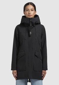 Parka noire avec un col haut, une capuche réglable et deux poches avant. Fabriquée en tissu léger avec un léger brillant.