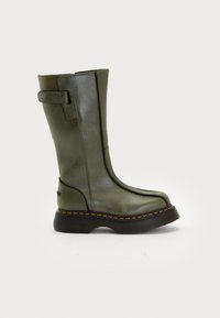 Botte en cuir vert olive haute jusqu'au genou avec un bout arrondi, des accents noirs et des coutures orange sur la semelle. Design robuste avec une sangle sur le côté.