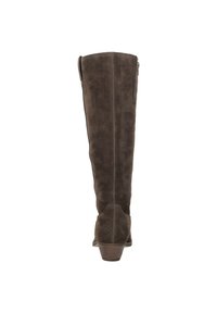 Bruine suede laarzen tot boven de knie met een taps toelopende hak, een gladde textuur en subtiele stiksels. De achterkant toont minimale hardware.