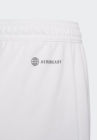 Bermudas deportivas blancas con una cinturilla elástica y un pequeño logo negro "AEROREADY" con un ícono de globo en la parte delantera. Textura suave.