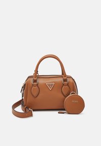 Brązowa torebka Guess z podwójnymi uchwytami i odpinanym paskiem na ramię, w komplecie z dopasowanym okrągłym etui na monety z zapięciem na zamek.