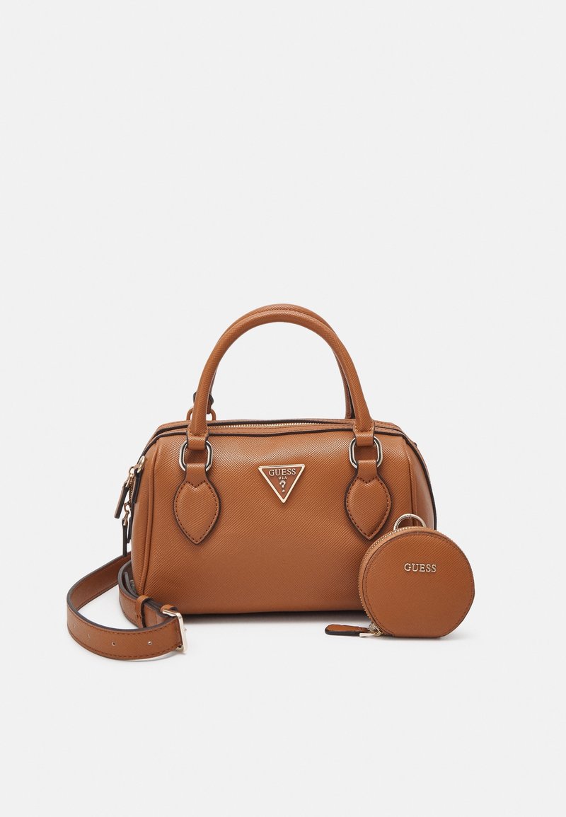 Brązowa torebka Guess z podwójnymi uchwytami i odpinanym paskiem na ramię, w komplecie z dopasowanym okrągłym etui na monety z zapięciem na zamek.