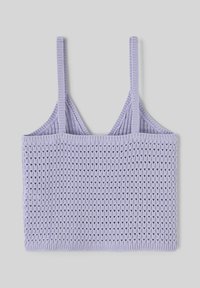 Bralette en tricot lavande avec un design texturé et ajouré. Comprend des bretelles fines et un décolleté droit. Matériau doux et respirant.