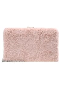 Faux päls clutch i ljusrosa, rektangulär form, med en silverkedja och en texturerad, mjuk yta. Slim och kompakt design.