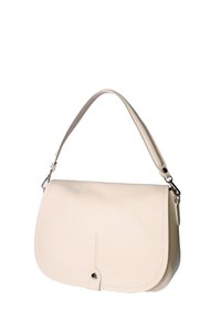 Sac à épaule en cuir crème avec une seule poignée supérieure, fermeture à rabat, texture grainée subtile et accents métalliques.