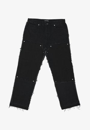 Fekete farmer nadrág laza fazonnal, szakadt széllel és kontrasztos panel részekkel. Öt zseb és fém kiegészítők.