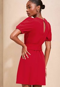 Lipsy SHORT SLEEVE ROUND NECK TIE WAIST - Kotelomekko - red