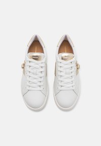 Sneaker bianche con dettagli dorati, con una tomaia in pelle liscia, design a punta rotonda e lacci abbinati. Include un dettaglio zip decorativo.