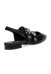 Zapato negro de punta con un acabado de cuero elegante, presenta una correa tipo slingback, acentos decorativos con hebillas y un tacón bajo en bloque.