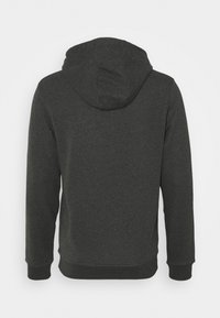 Hoodie gris foncé avec une poche kangourou, des poignets et un ourlet côtelés, une texture douce et une capuche avec cordons de serrage. La vue arrière montre un design sans coutures.