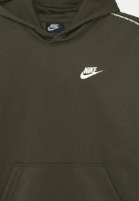 Nike Sportswear REPEAT HOODIE - Luvtröja - cargo khaki/white
