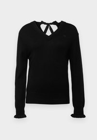 Schwarzer Pullover mit V-Ausschnitt und Bindeband im Rücken. Lange Ärmel mit Rüschensaum. Weiche Textur, schmaler Schnitt und dezentes Logo auf der Brust.