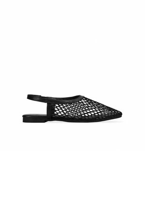 Zapato slingback plano negro con puntera puntiaguda y diseño de malla abierta en la parte superior.