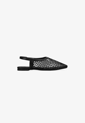 Zapato slingback plano negro con puntera puntiaguda y diseño de malla abierta en la parte superior.