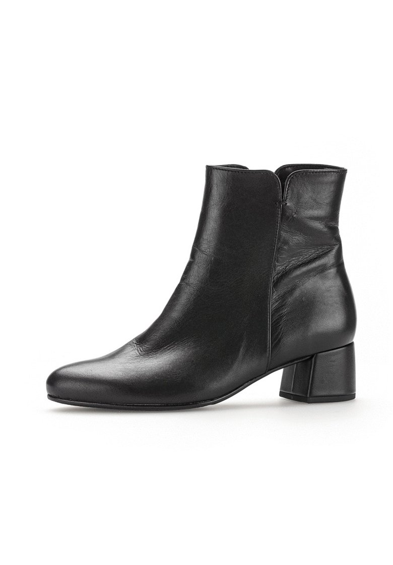 Bottine en cuir noir avec un bout rond et un talon mi-bloc. Présente une texture lisse et un design à coutures latérales.