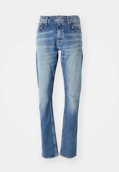 Világoskék farmernadrág, egyenes szabással, klasszikus öt zsebes kialakítással, kontrasztos varrással és finom, kopottas textúrával.