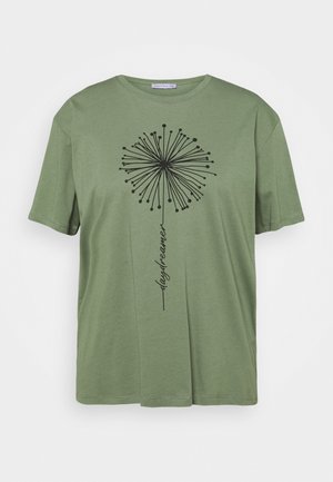 Groen T-shirt met korte mouwen met een zwarte paardenbloemgrafiek en het woord "daydreamer" geïntegreerd in het stengeldesign aan de voorkant.