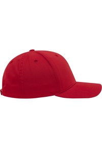 Căciulă de baseball roșie cu un design structurat, bor laț și bandă ajustabilă la spate. Fabricată din bumbac cu o textură netedă.