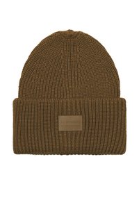 Bruine ribgebreide beanie met omgevouwen manchet en rechthoekig label met de tekst "JJ Studio" aan de voorkant.