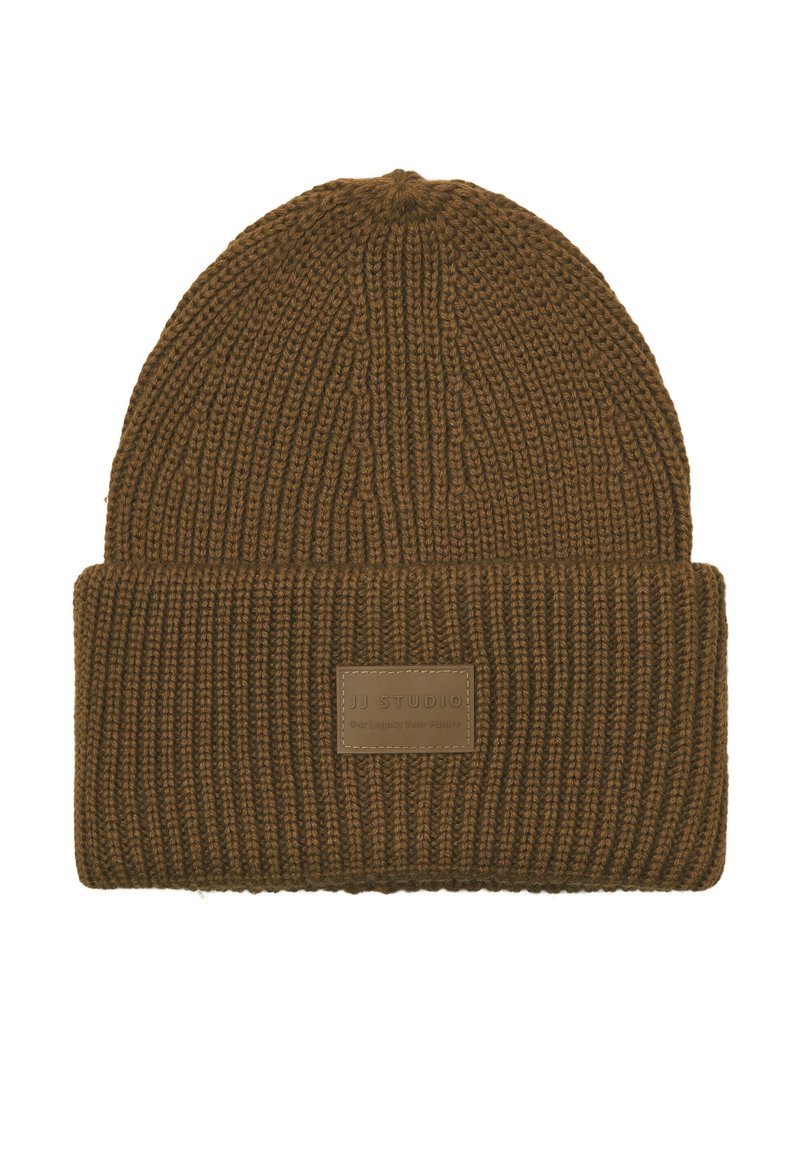 Bruine ribgebreide beanie met omgevouwen manchet en rechthoekig label met de tekst "JJ Studio" aan de voorkant.