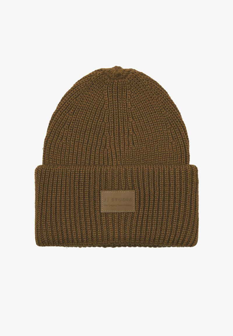 Bruine ribgebreide beanie met omgevouwen manchet en rechthoekig label met de tekst "JJ Studio" aan de voorkant.