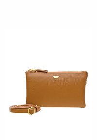 Borsa in pelle marrone con superficie texture, hardware dorato e tracolla removibile. Presenta una chiusura con zip e un piccolo logo decorativo.